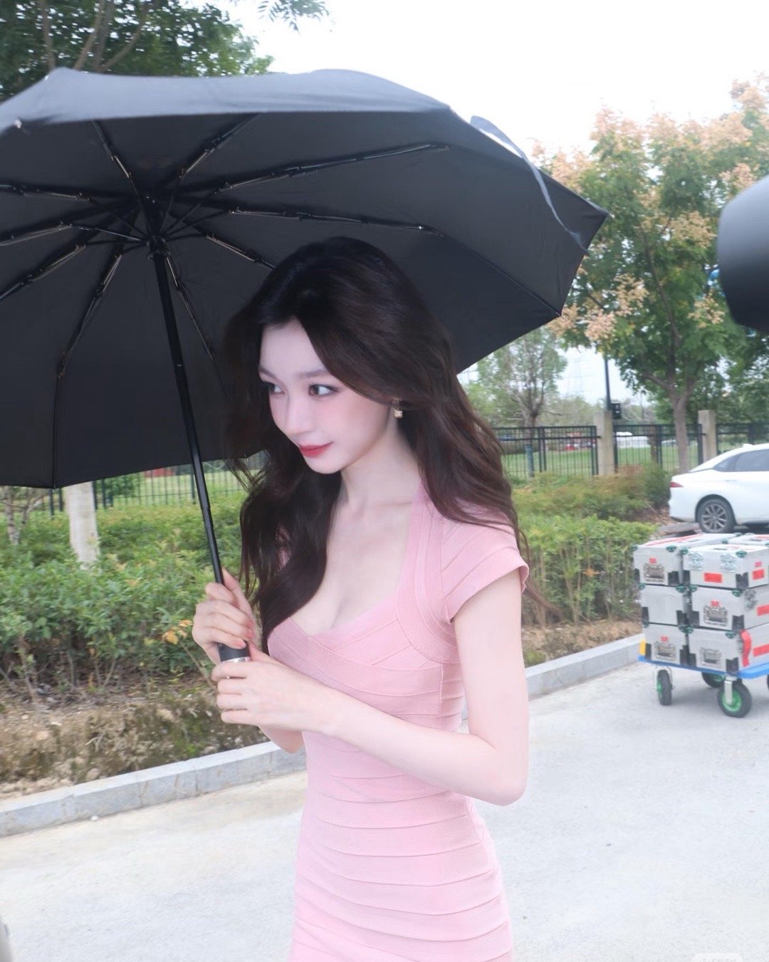 她真的好符合梦玲这个名字，就感觉很甜美，妆造上来也越来越有星味了，很漂亮啊​​
