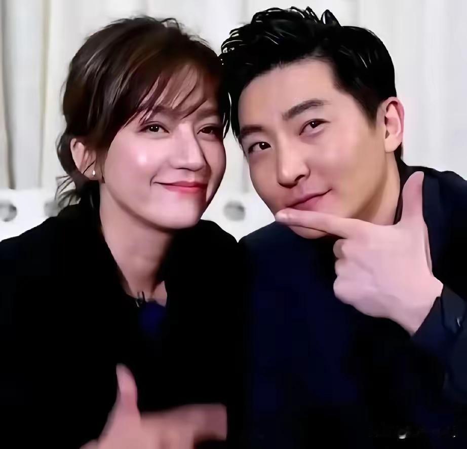 主持人问郭京飞:“你第一次见鲍莉时是什么感觉？”郭京飞说:“我第一次见鲍莉时就想