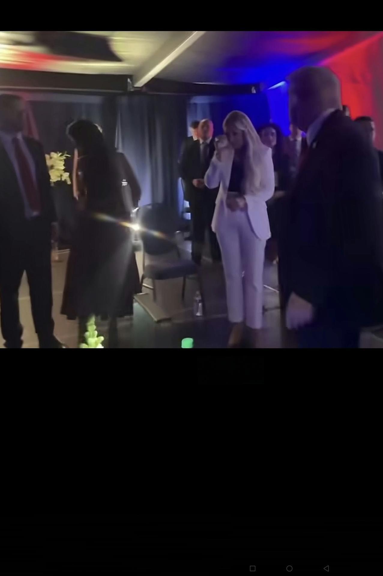 看看特朗普在柯比追悼会前与追悼会上为何会对柯比遗孀埃丽卡形成的反差：图一、二、