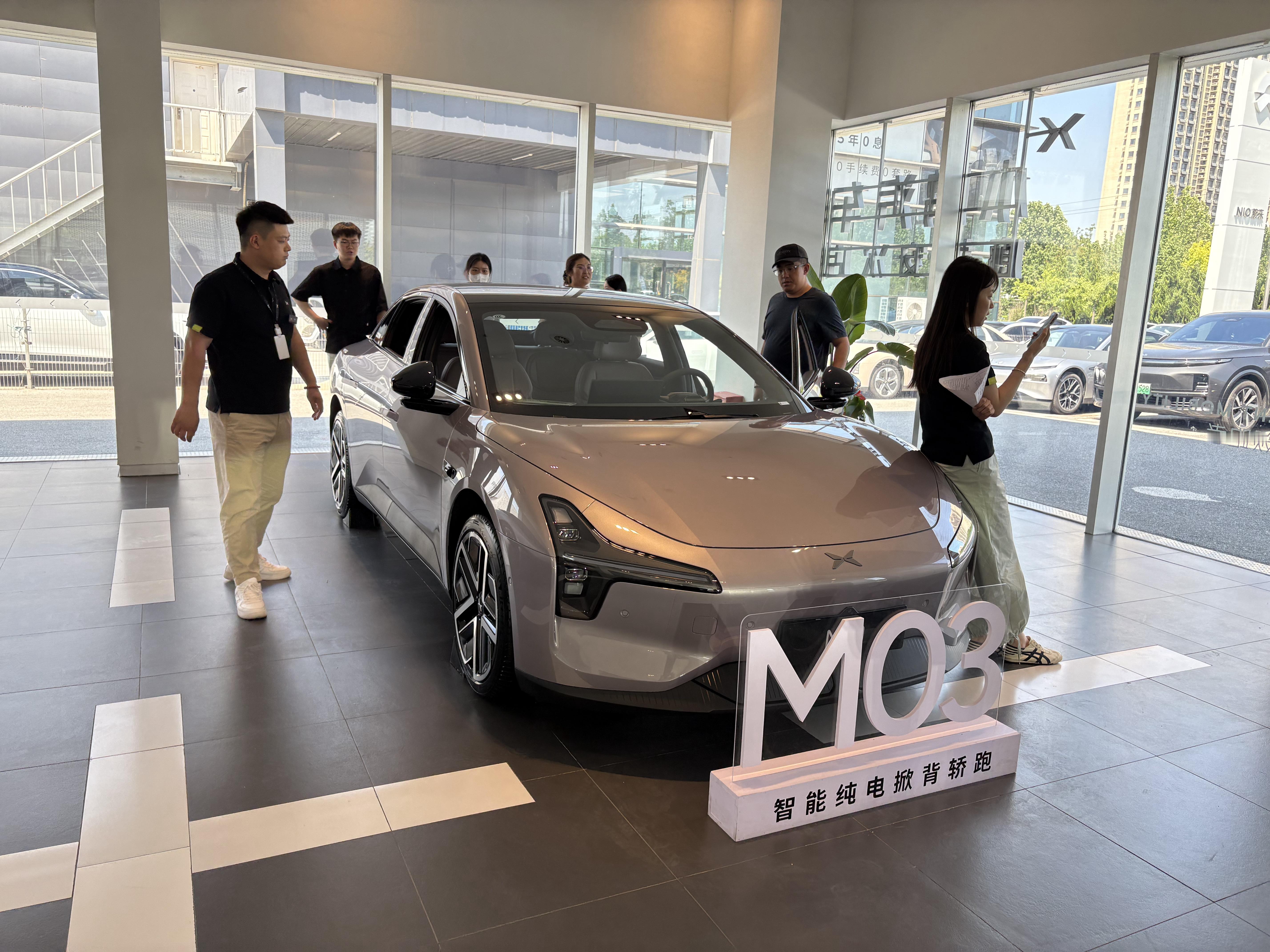 晚点说说静态感受。[doge]来看m03max的人真不少。大v聊车小鹏mona