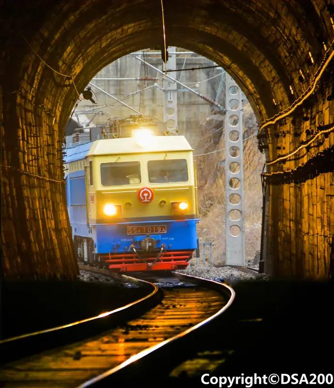 一声巨响！D3665次列车被困隧道3小时，漆黑细节曝光近日，桂林北至珠海的D3