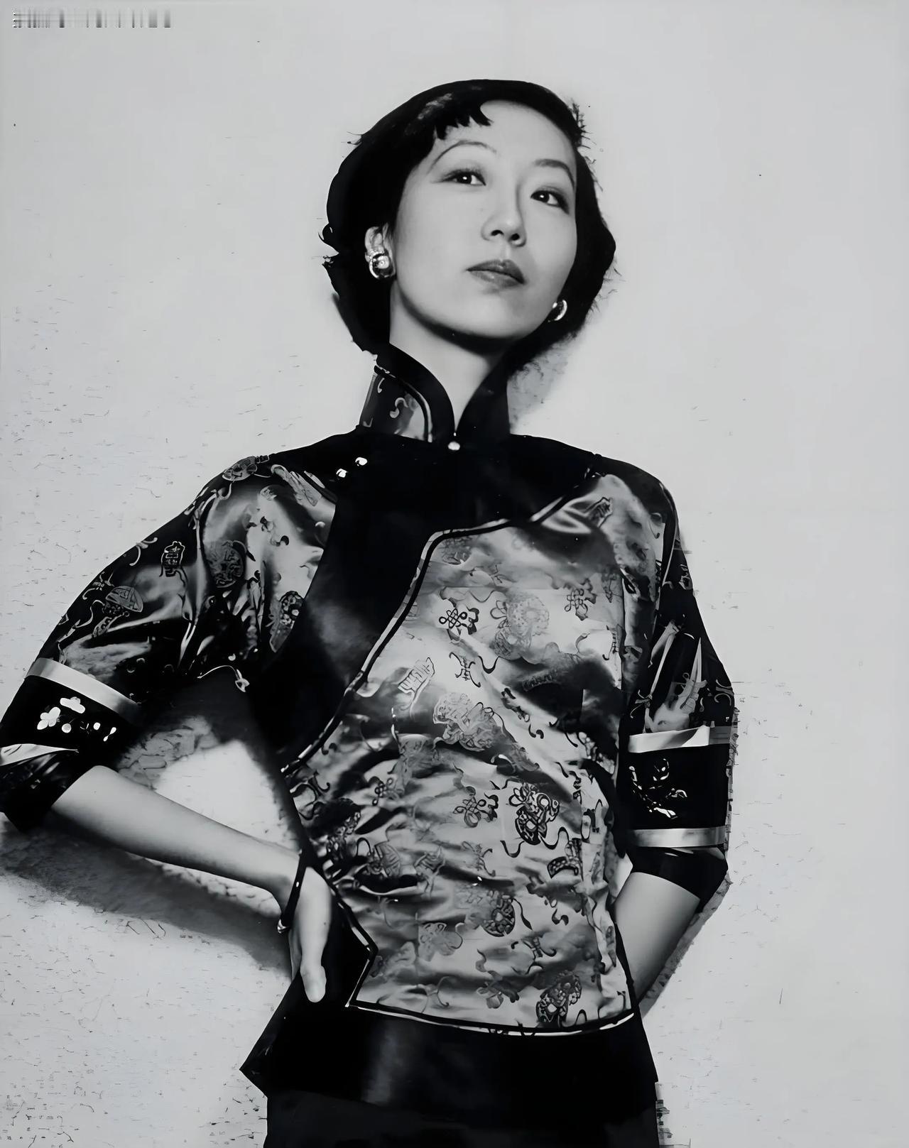 1995年中秋前夕，洛杉矶一栋普通公寓里，房东发现张爱玲已经去世数日，她一个人躺