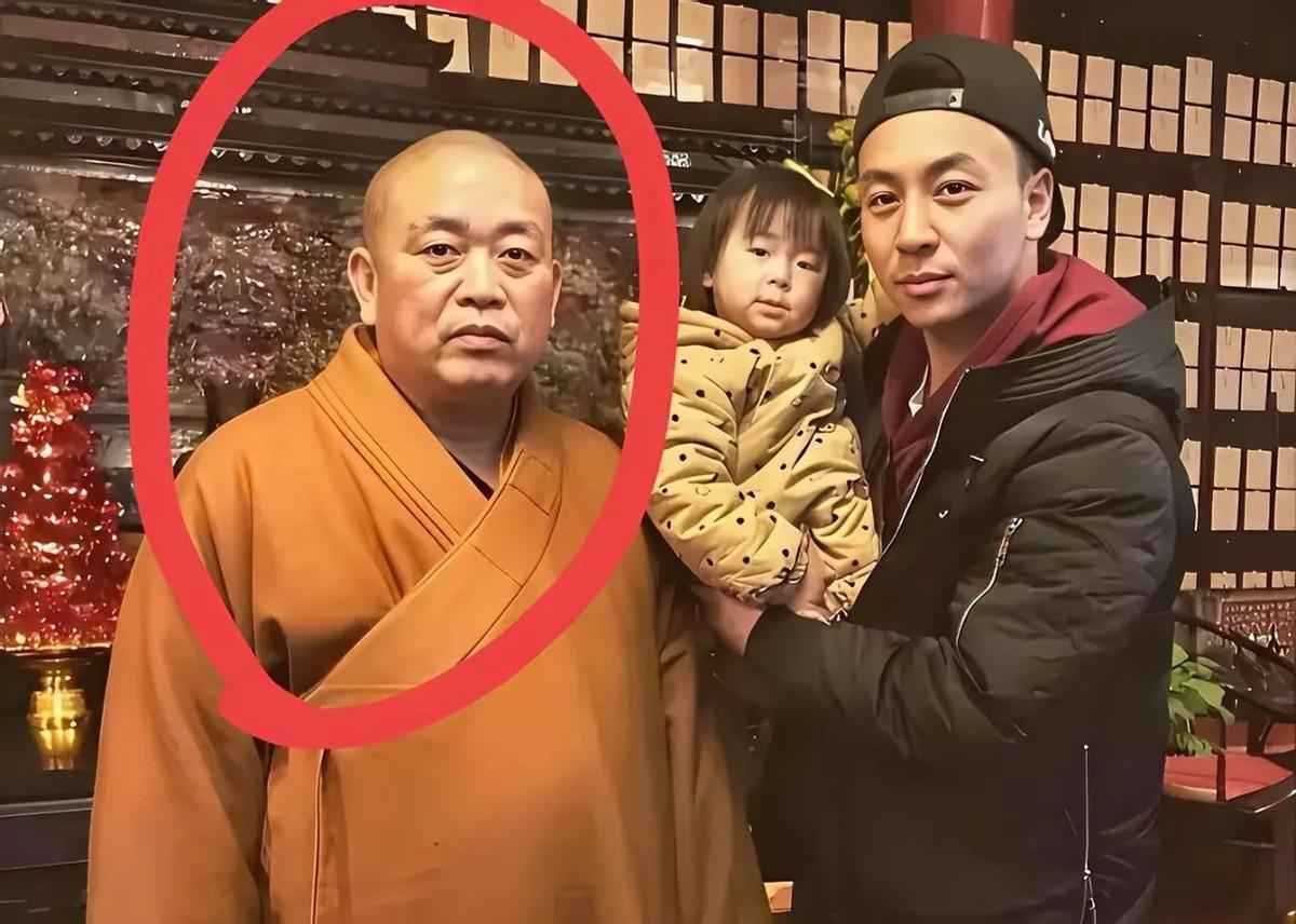 释小龙这碗饭吃得真噎得慌。师父释永信突遭风波翻车，最扎心的不是师父人设崩塌