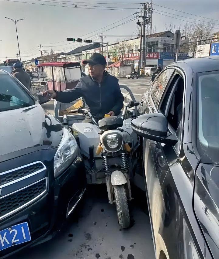 这大爷真淡定都这样了还给车主发烟主打一个和和气气大爷骑三轮“一炮双响”把