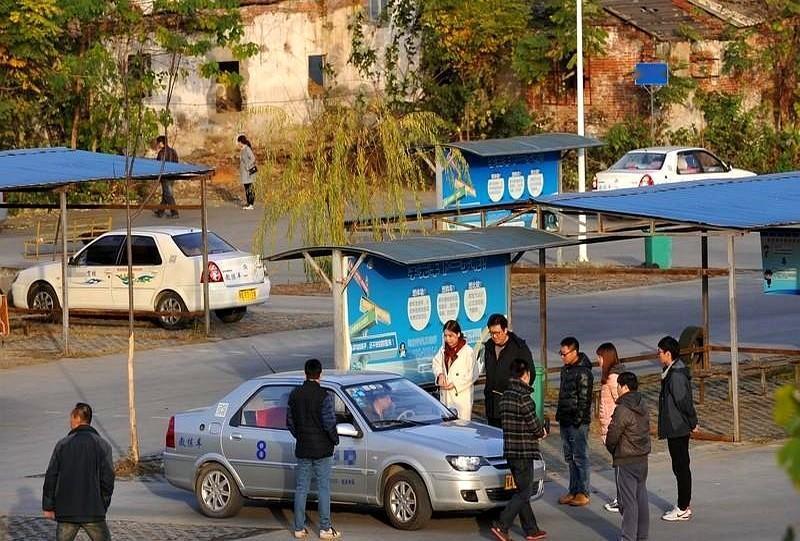 网络热帖把工资分八档，从“有事别找我”到“公司就是我家”，段子味十足却精准戳中社