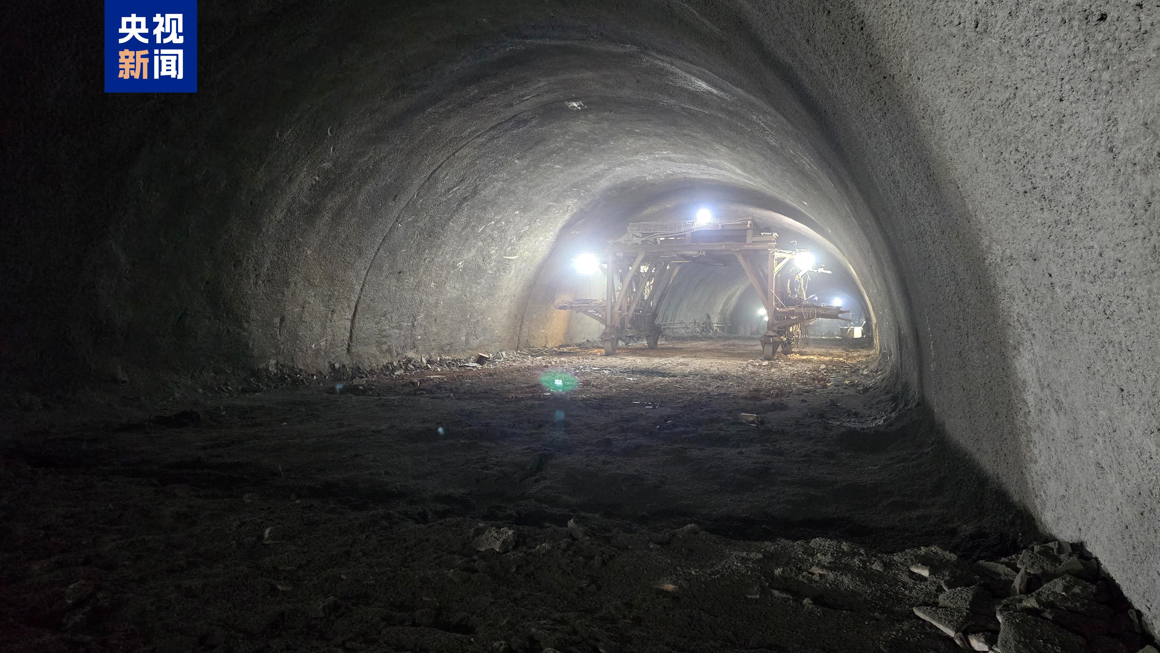 雄忻高铁全线最长隧道五台山隧道顺利贯通