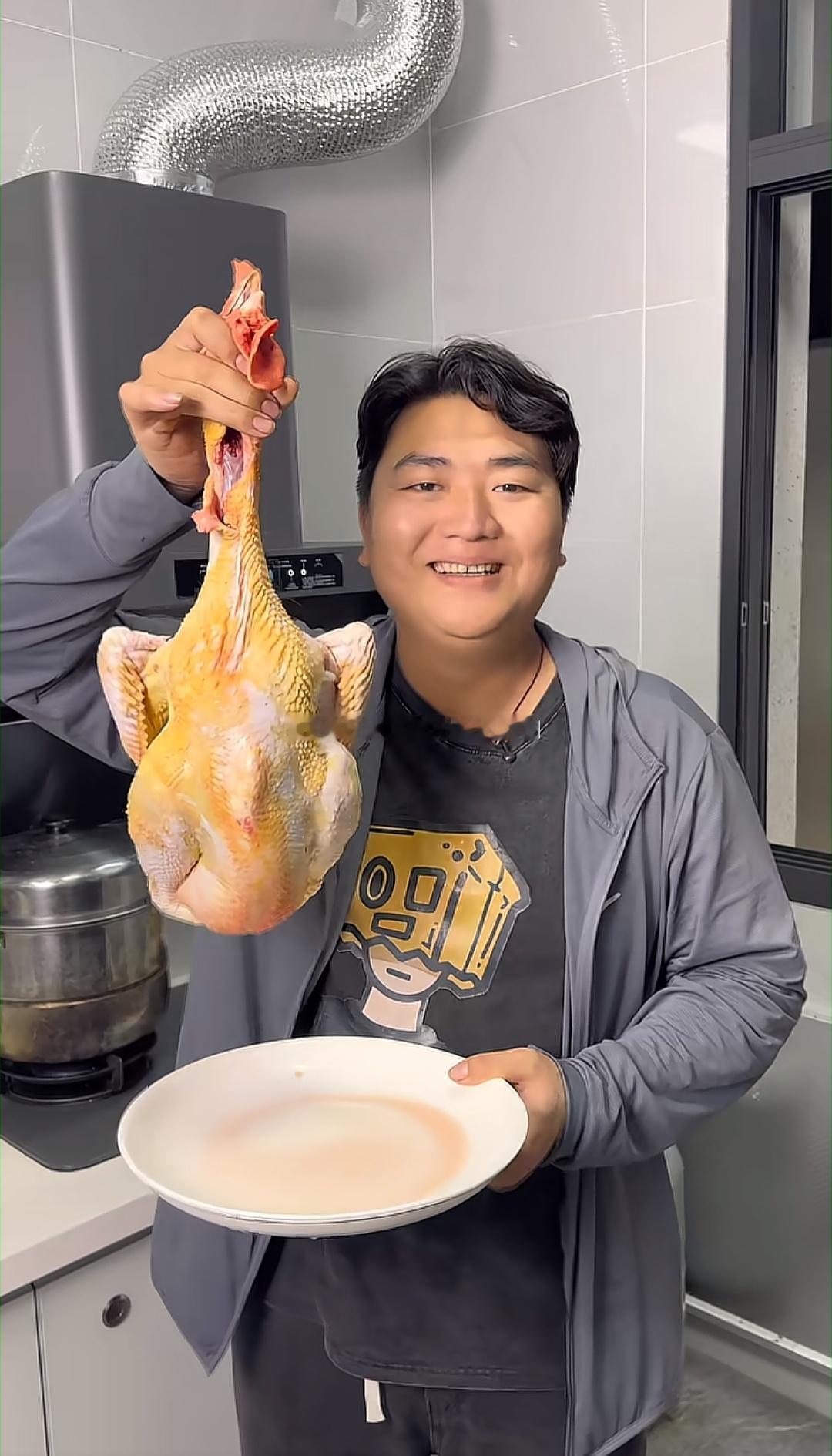 全红婵的哥哥做白切鸡被淘汰[捂脸哭][捂脸哭][捂脸哭]这事我也是刚知道的，真是笑喷我