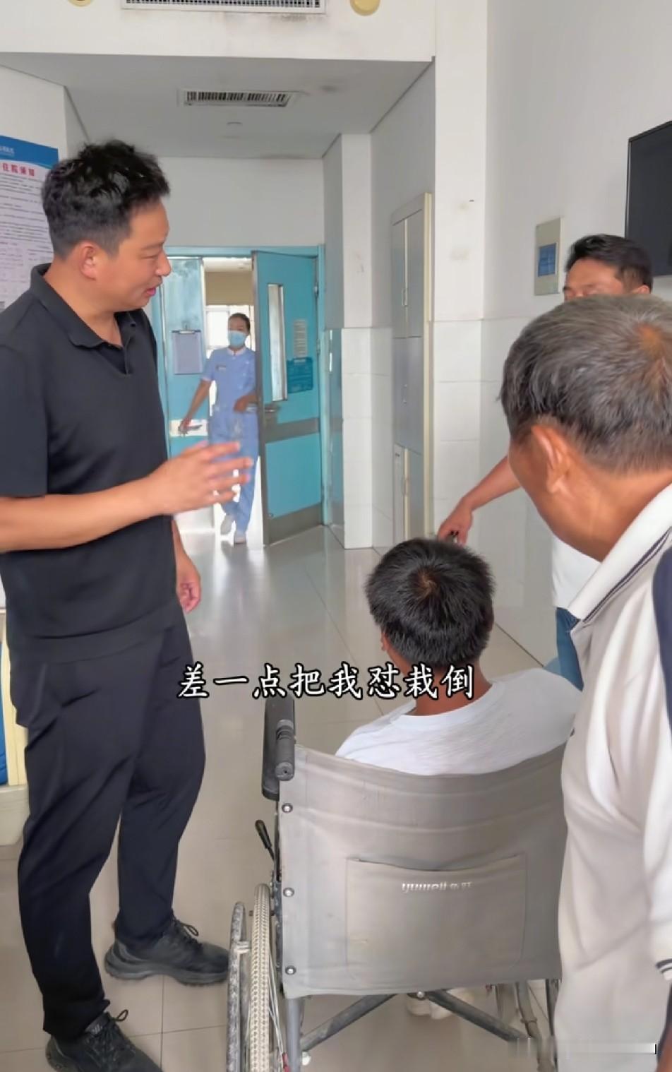 妮娃在病房太闹腾，说话嗓门又大，护士前来提醒不要影响他人