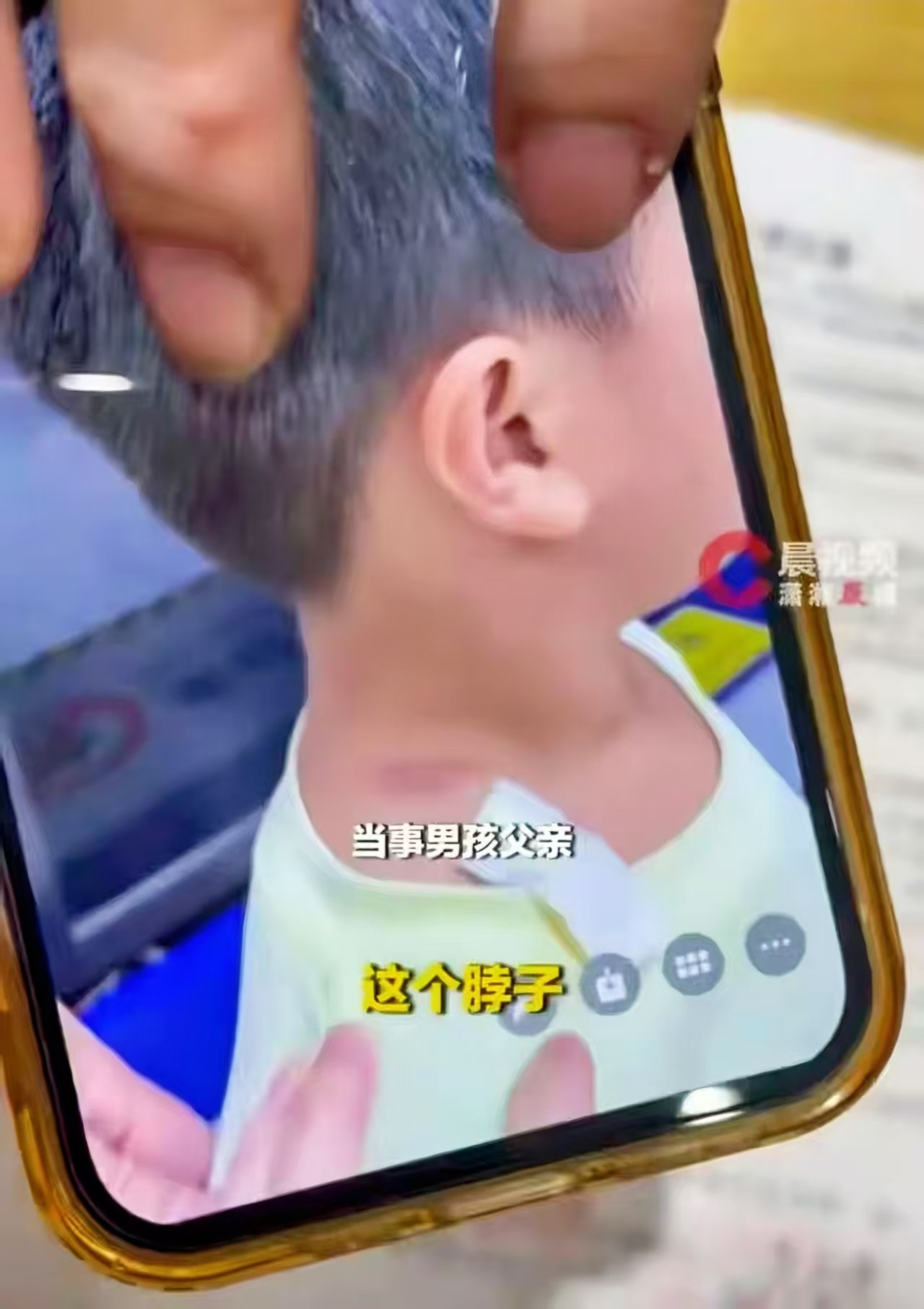 同为女性，我承认无法理解小仙女的想法：不是个男的就想要占你便宜的。“4岁男童摸屁股”，他才4岁，真的