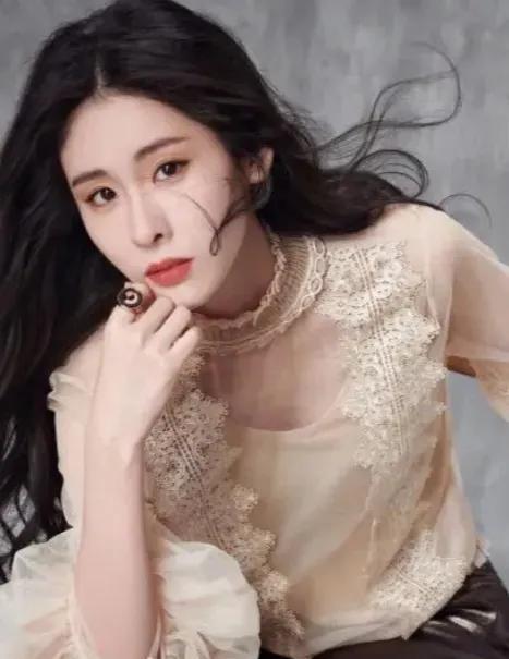 粉丝复盘发现：被取消原唱的曲目中，张碧晨在《天赐的声音》翻唱《字字句句》时，曾将