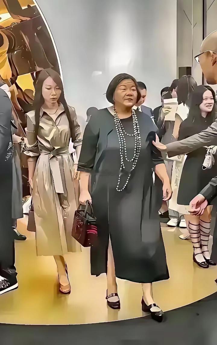 都说人靠衣装，马靠鞍装，你看这位大妈，穿的带的都很好，可就是没感觉到有多好看。看