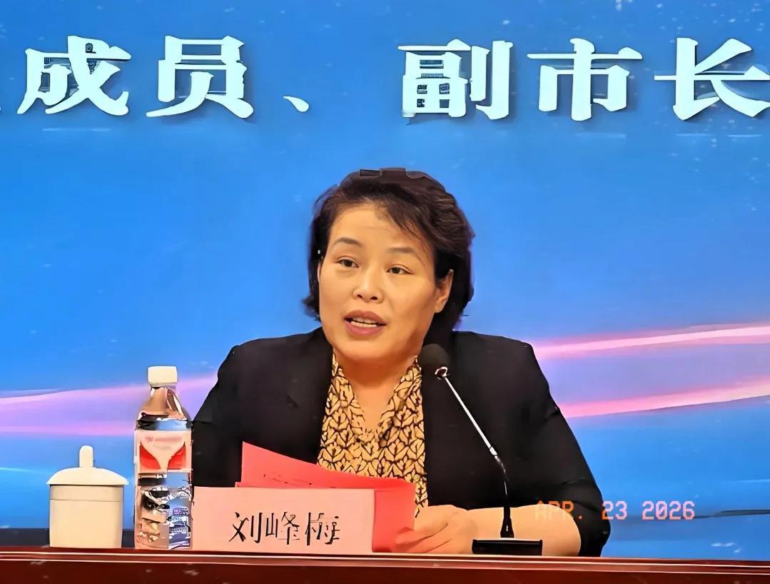 这个头发乱得像个刚买完菜的邻居大妈，背地里却是个刚落马的副厅级大贪官。泰安市