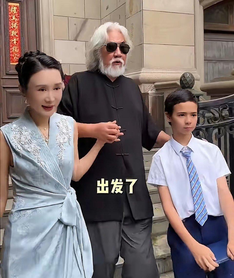 张纪中夫妇参加大儿子小学毕业典礼，马丁是中法混血儿，才11岁个头那么高，比同龄人