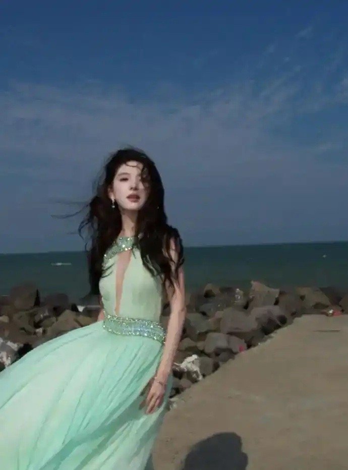 章若楠跨年夜“杀”疯了！纪梵希薄荷绿高定演绎顶级清冷美