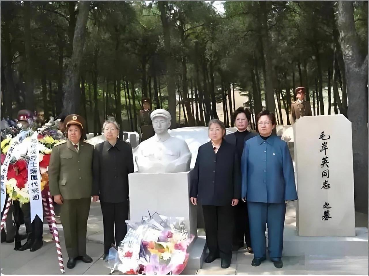 四姐妹最后一次一起去看岸英哥哥2006年，李敏、李讷与刘思齐、邵华再一次来到朝