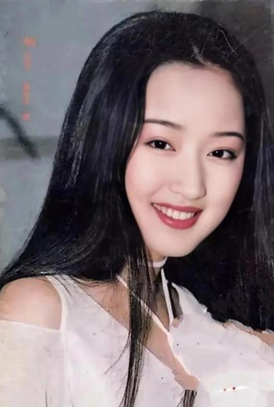 杨钰莹年轻时太清纯太可爱了，她也和我们普通人一样，也是个恋爱脑，当时有记者采访她