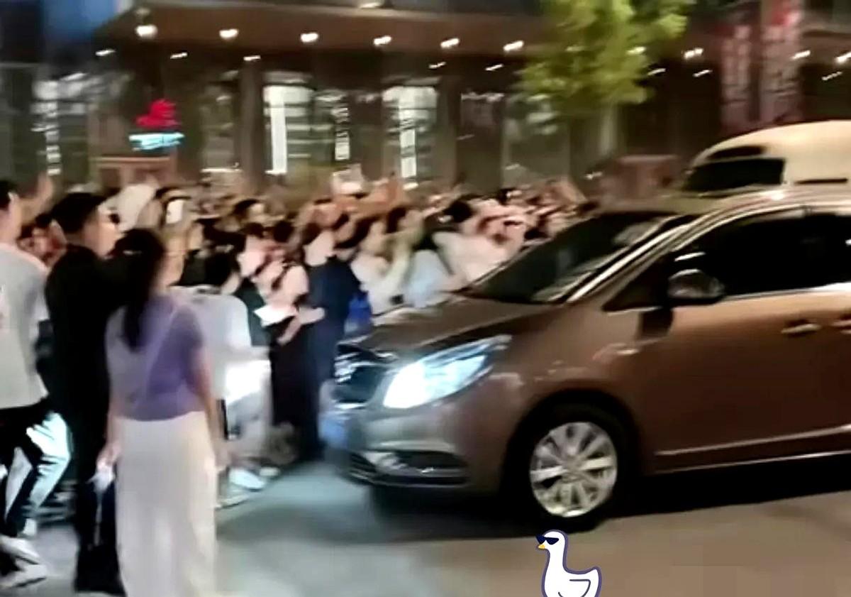 乒超联赛在雄安办得热火朝天，谁能想到酒店门口上演了一出大型“认错爱豆”的抓马戏码