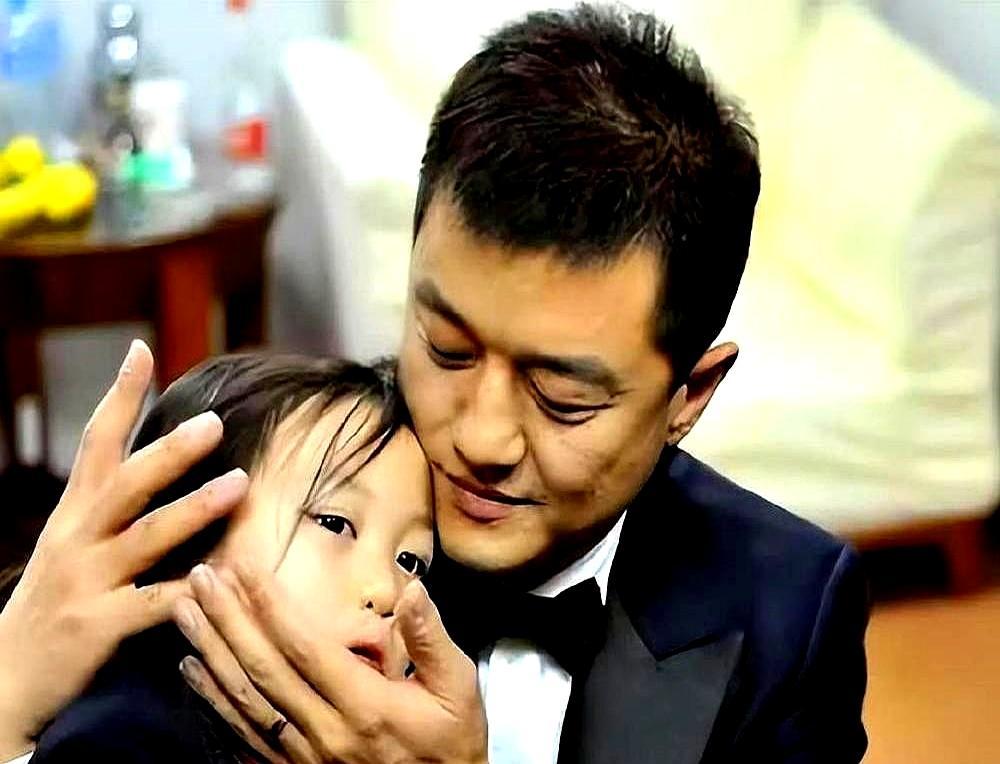 20年父女情，一句“像她妈”赢麻了李亚鹏在直播里聊起李嫣小时候抢红包，随口