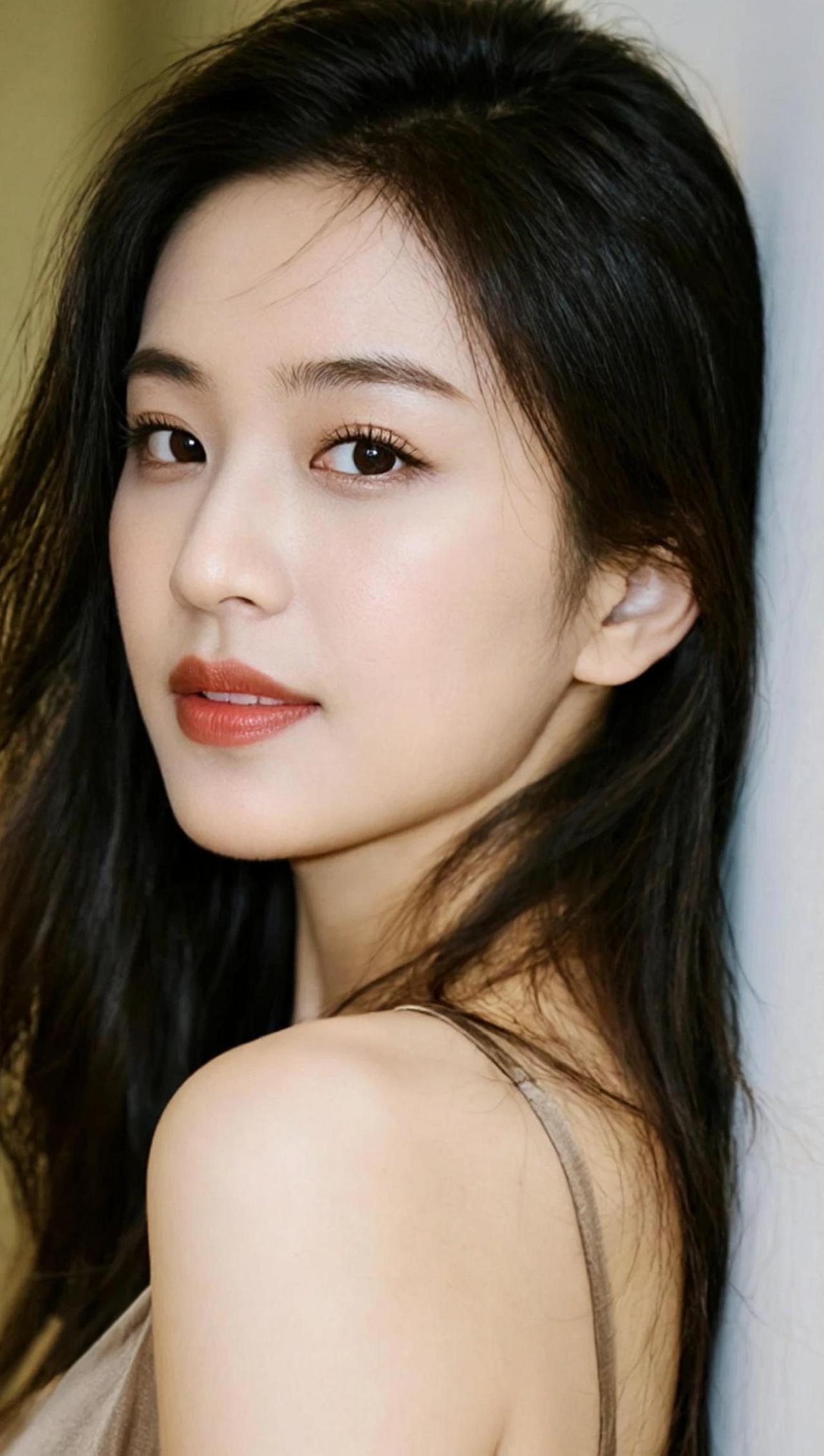 在柔和的光影中，时尚写真不仅是外在的表达，更是内心情感的流露。每一张照片，都是一