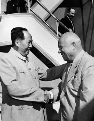 1957年，毛主席跟赫鲁晓夫，聊中国党的接班人，他说：“4个人，排第3的是周总理