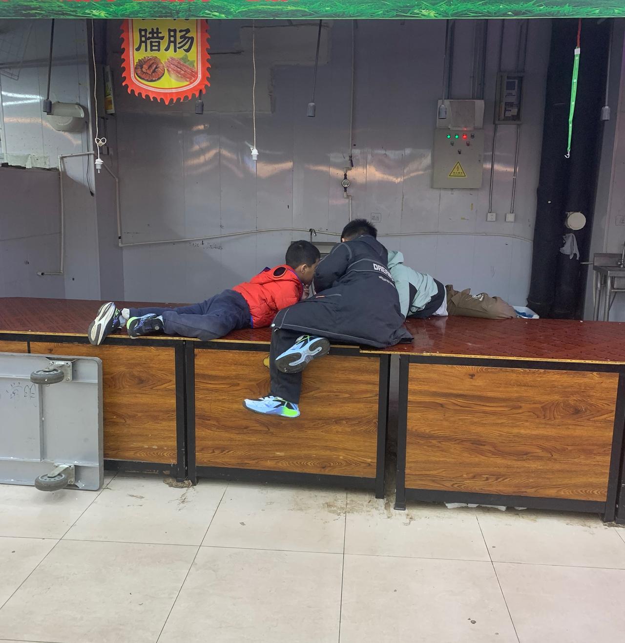 菜市场里，家长们在辛苦地卖菜，忙忙碌碌，孩子们在一起，快乐地玩耍。幸福的童年。孩