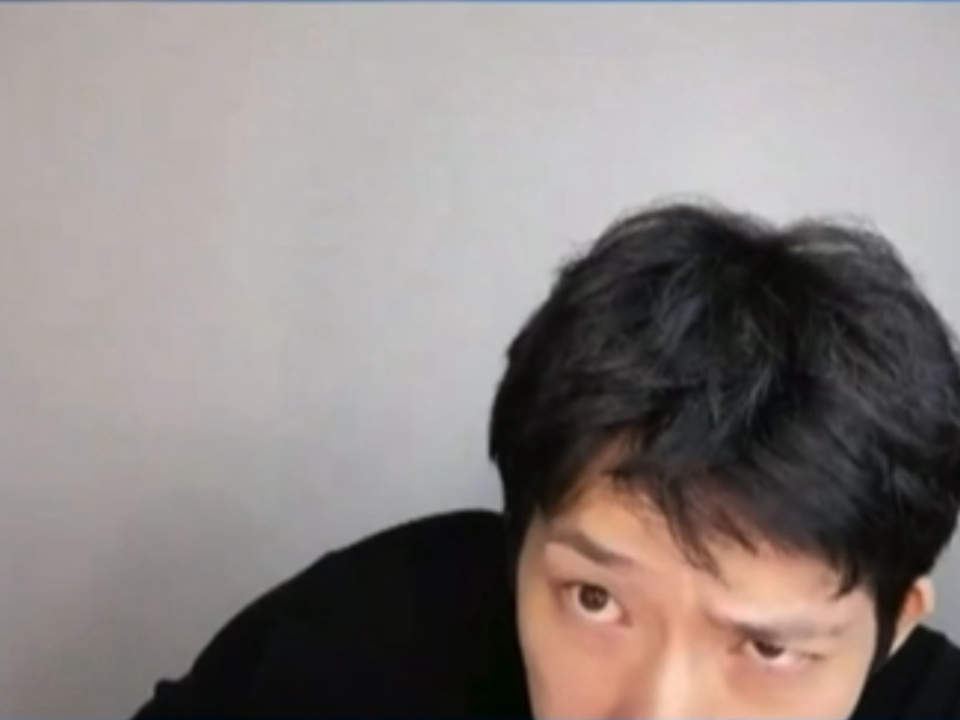 我真要被井柏然的表情笑死了啊啊啊[笑着哭][笑着哭][笑着哭]怎么喝个饮料这么多表情啊