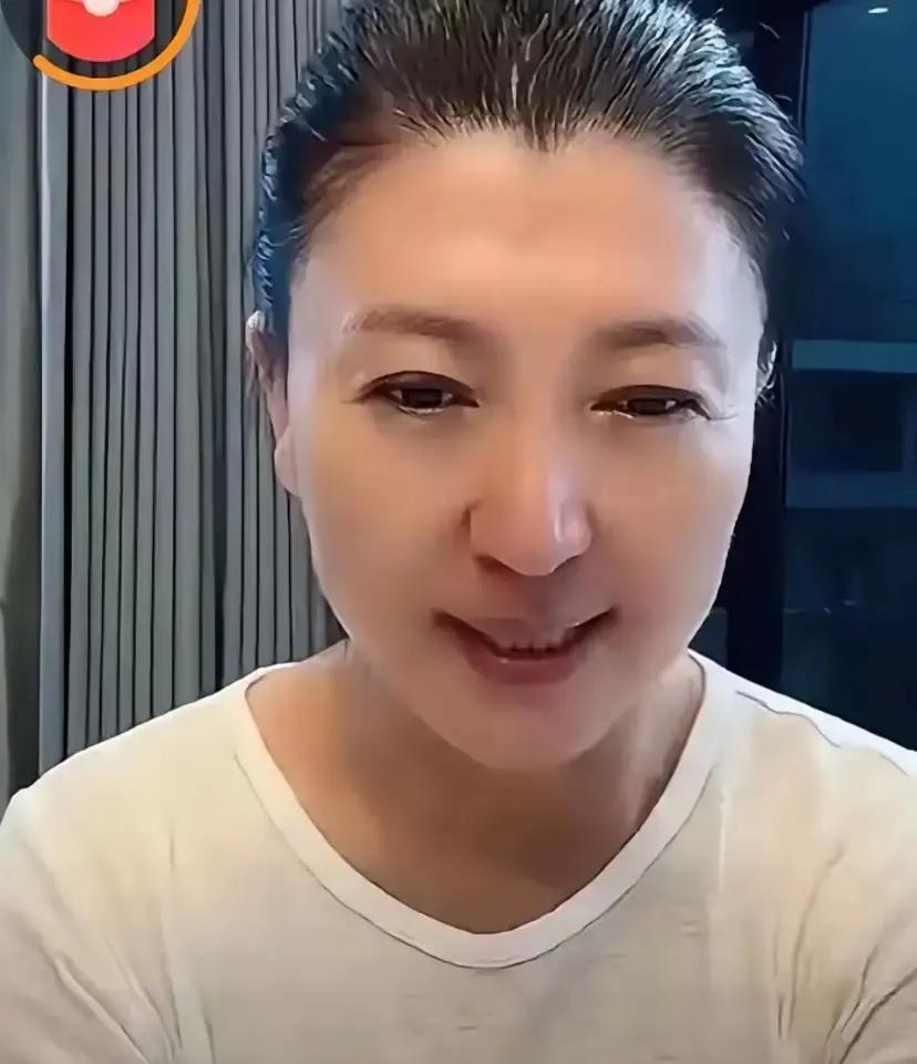 直播3小时掉粉18万闫学晶在镜头前说“我一天零花钱顶你们半年工资”，弹幕瞬