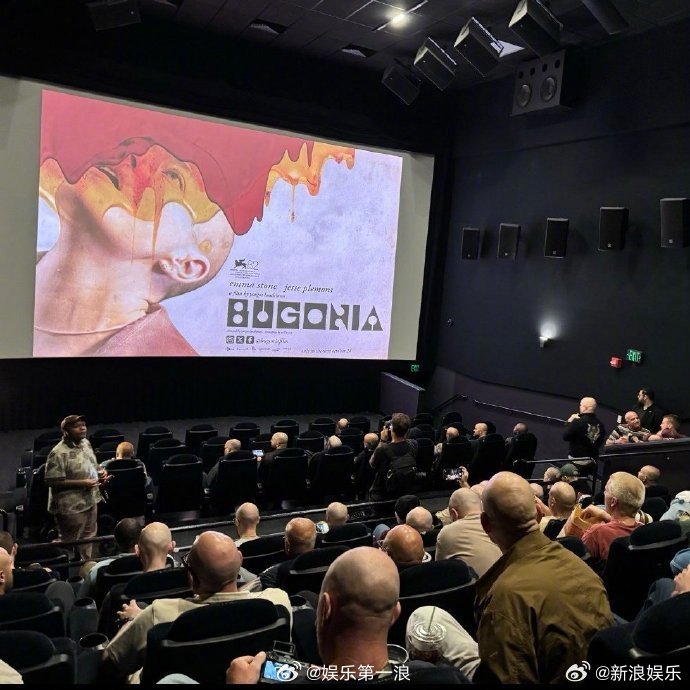 石头姐新片放映现场给观众剃光头石头姐新片放映会只允许光头观众参加据外媒，“石头