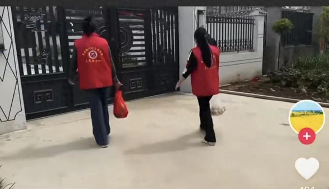 江苏沭阳。社区工作人员提着鸡蛋、大鲫鱼慰问家庭困难老人，老人家里摆着五粮液，院