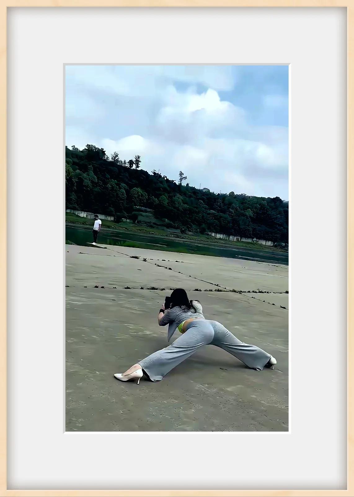 一女子坚持数年的瑜伽练习，平时很注意自己的形体训练，连拍摄一张照片都采取高难的动