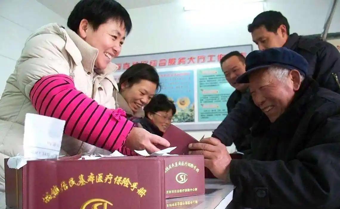 交公粮算不算交社保？别再拿“农业税”来杠了！城镇职工的工龄能“视同缴费”，