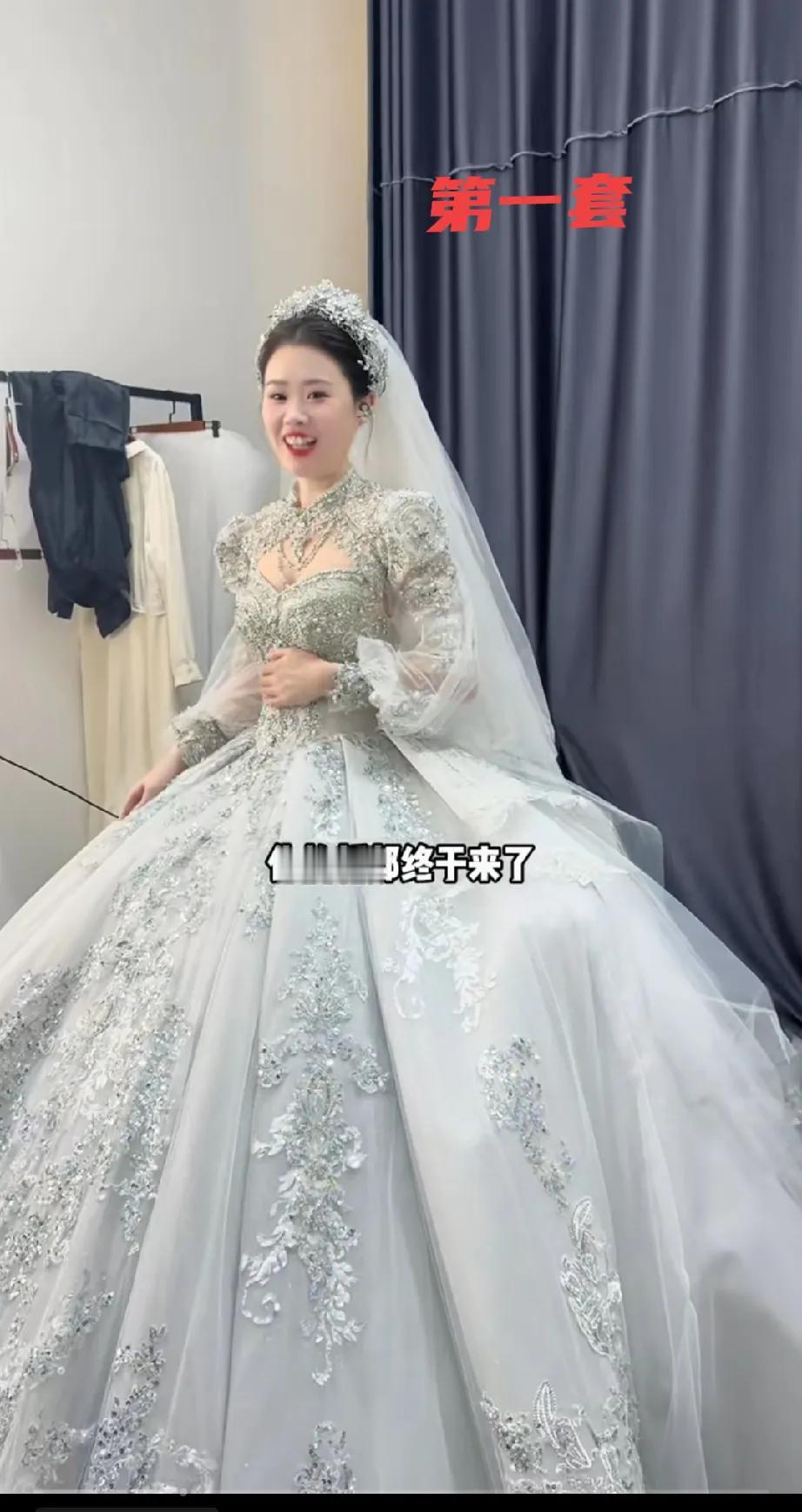 解清帅带着王正正一起来到婚纱店试婚纱，看来他们的婚礼已经安排好日程了，不过王