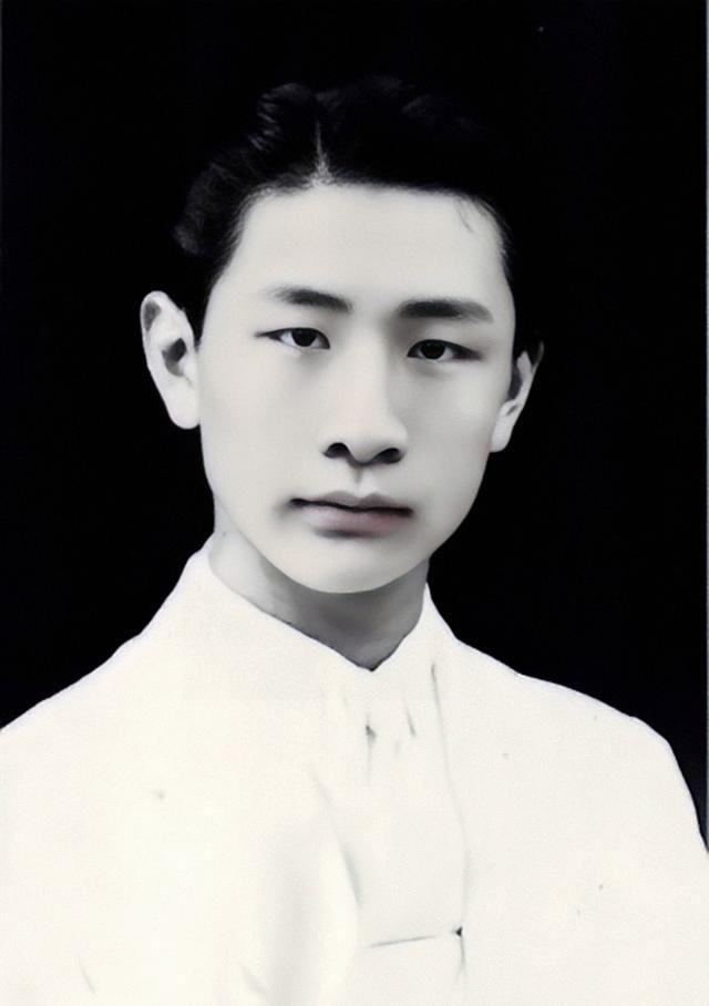 1940年，熟睡中的冯运修，突然感觉不对劲，好像是日军包围他家了。他从枕头下摸出