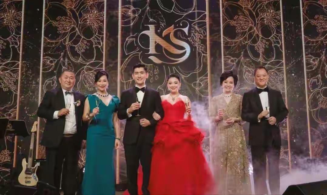 富力地产创立人和董事长李思廉女儿大婚时幸福满满的全家福，一家人颜值都高新娘妈