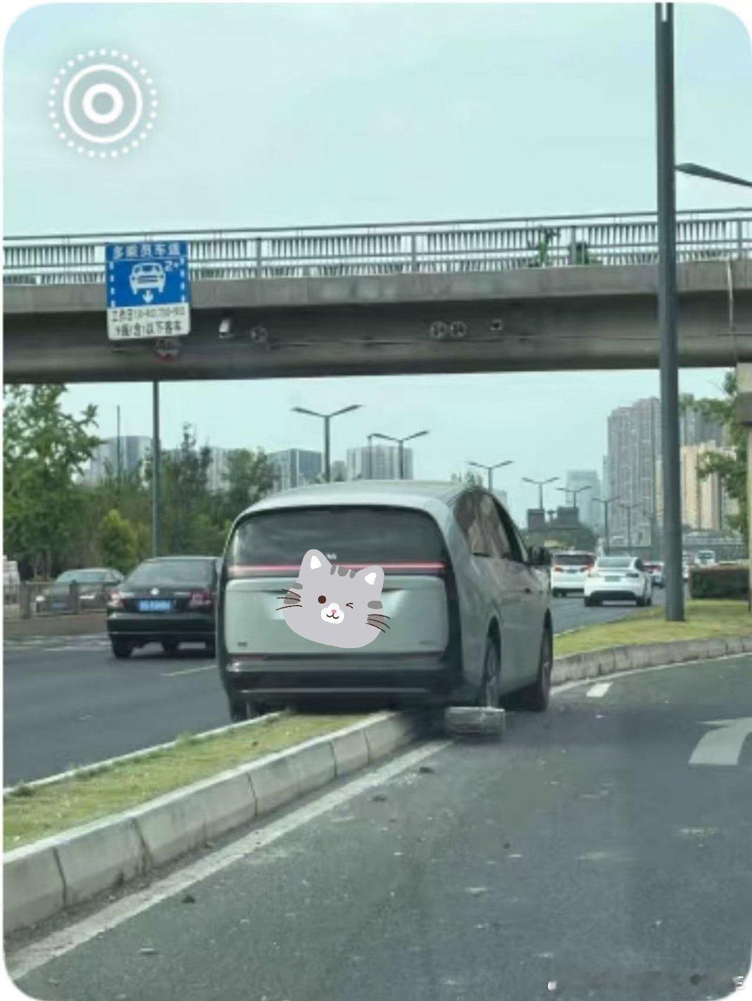 公路高铁当然要行驶在铁轨上啦[大笑]​​​