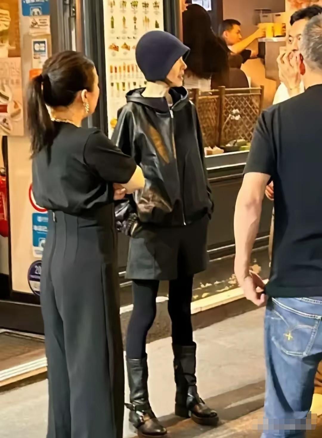 看看这是谁家的美女啊？身材小小的，穿着打扮也是非常时尚的。就那么往那一站妥妥的二