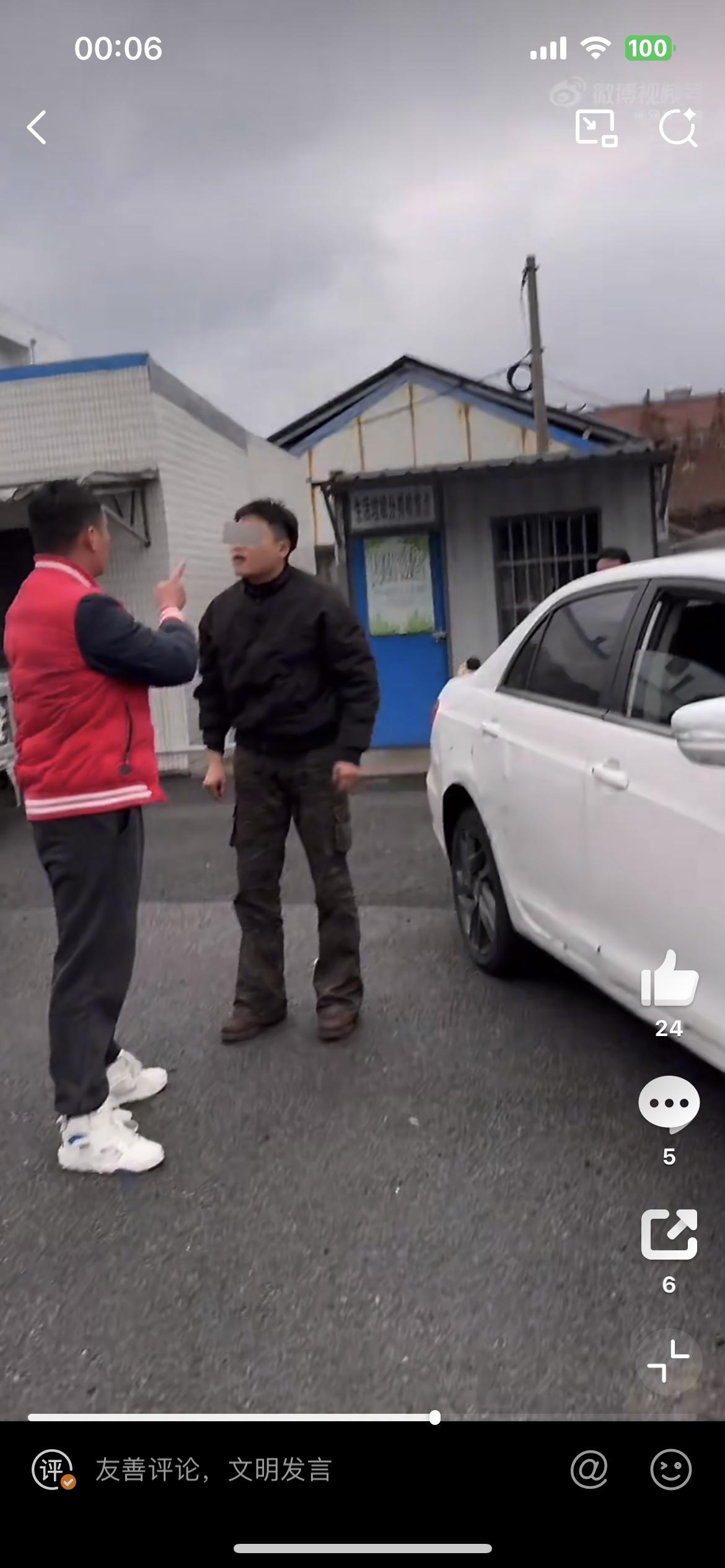 网友吐槽，一白色电车乱停车占了几个充电车位，先后2人劝阻，小伙置若罔闻，态度恶劣