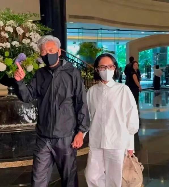 你不得不服施南生，今天在她的追思会上，余安安和周润发离婚几十年了，居然是第一