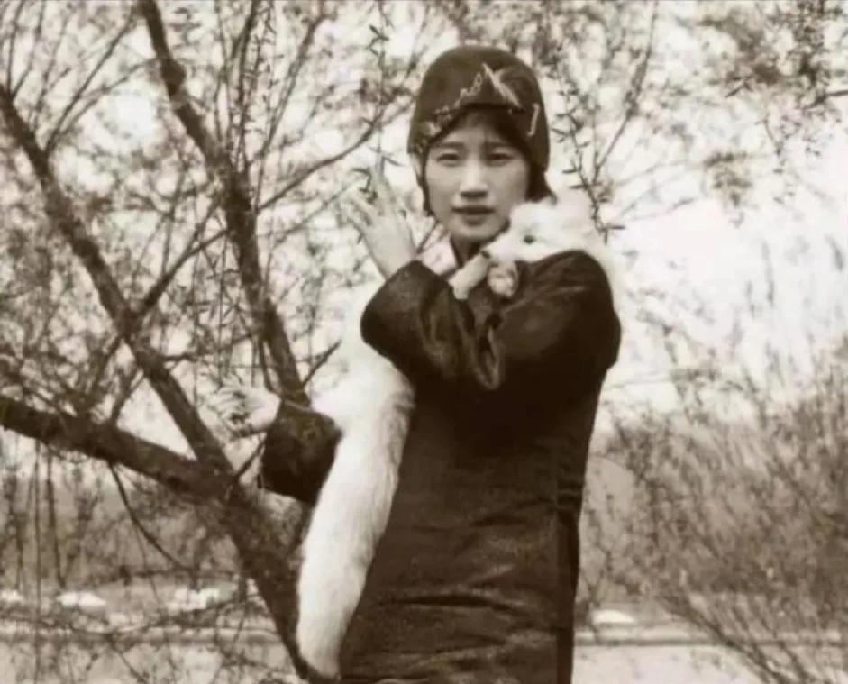 陆小曼，是中国近现代史上一位极具争议的女性，她的名字几乎伴随着风华绝代与风流韵事