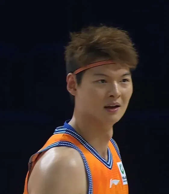 输了比赛，赢了世界！球迷高呼上海男篮去亚运！上海男篮115-117憾负卢旺达老虎队，虽然输掉了洲际杯