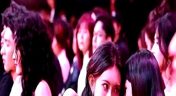 捧着脸聊了10分钟，椅子直接转了180度背对导播。镜头怼过来，俩人像被抓包