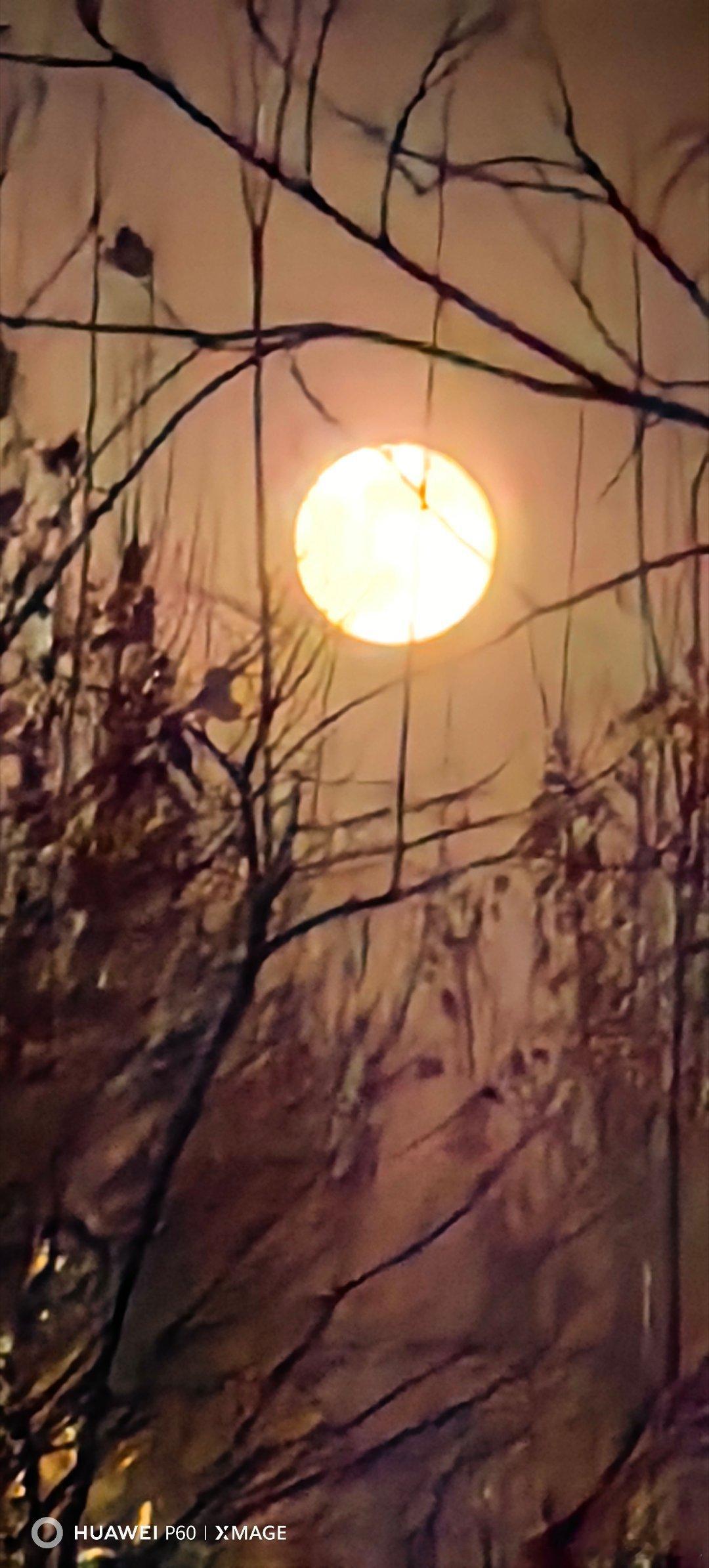 北京超级月亮。用魔法打败魔法，用十六的月亮打败十五的月亮。超级月亮超级月亮北京