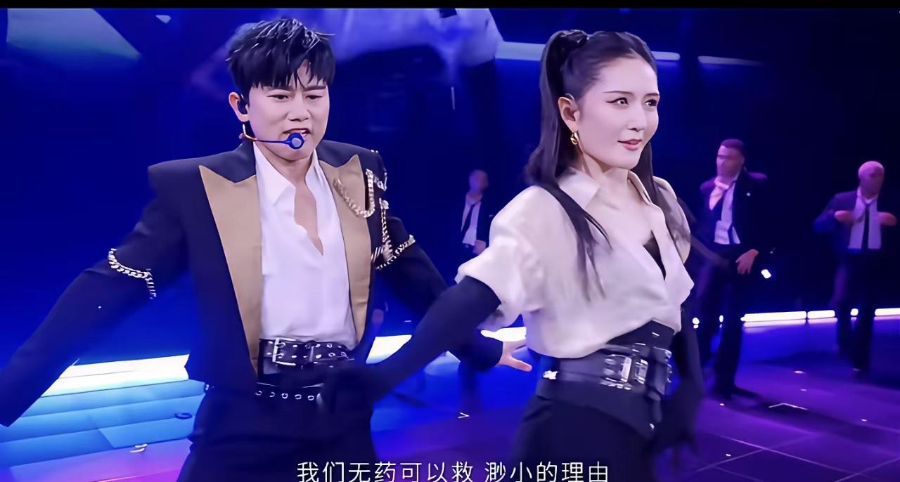 张杰掉了两万活粉。一夜之间。因为谢娜站上了跨年舞台。呼吸，聚光灯下，合唱开