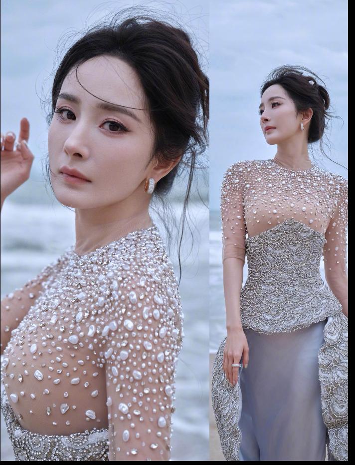 杨幂是真的很敢穿，但这礼服也是真的不好看。图一她是加了一层内衬图二模特版本