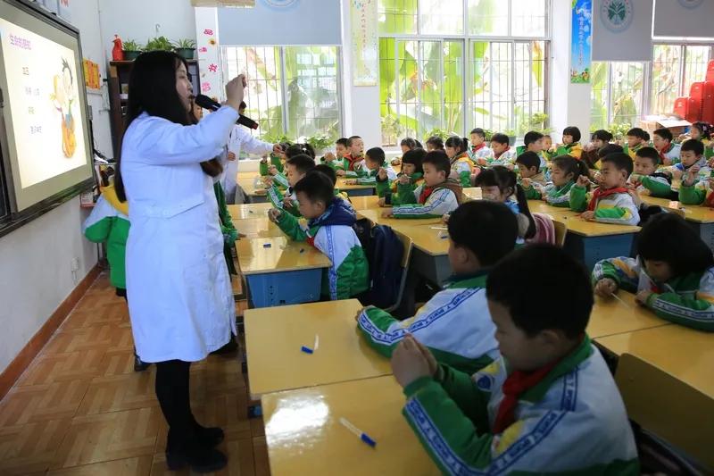恭喜小关老师！六年前，小关老师毕业于一所师范学院，考了两年时间，终于异地考上了教