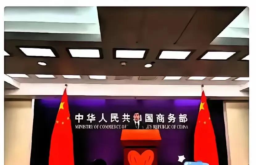 商务部松绑实体零售，旨在优化存量、避免同质化竞争。三线商场小店主称此前生意惨淡，