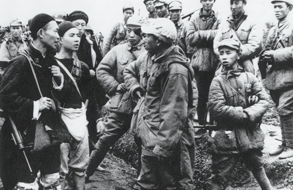 1949年8月，62军政委骑着骡子下乡，请了1位当地的年轻农民当向导。众人一边走