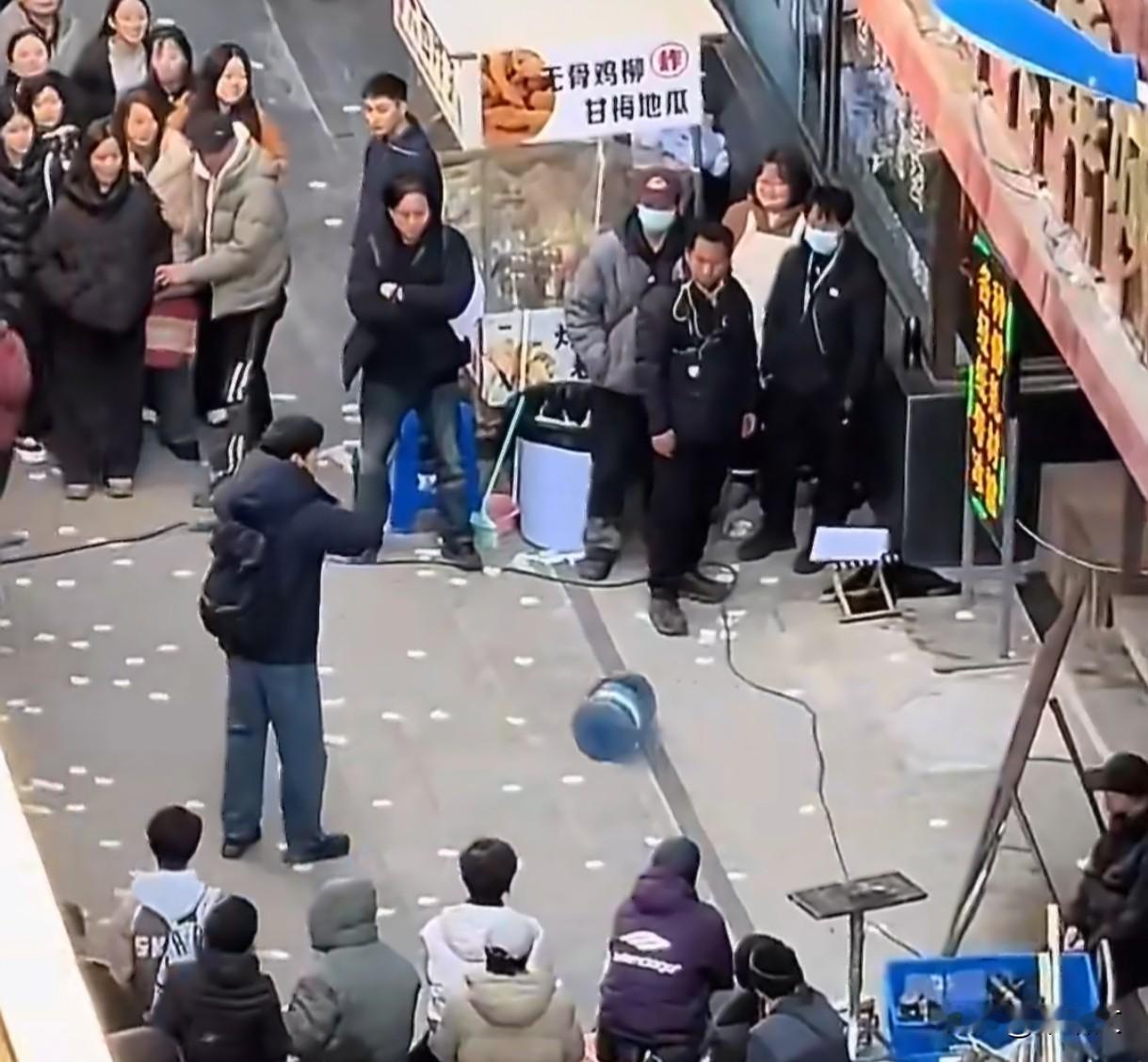 肖战被姜妍提桶追着跑！《小城良方》吵架戏爆了，憋屈样太可爱！肖战姜妍《小城