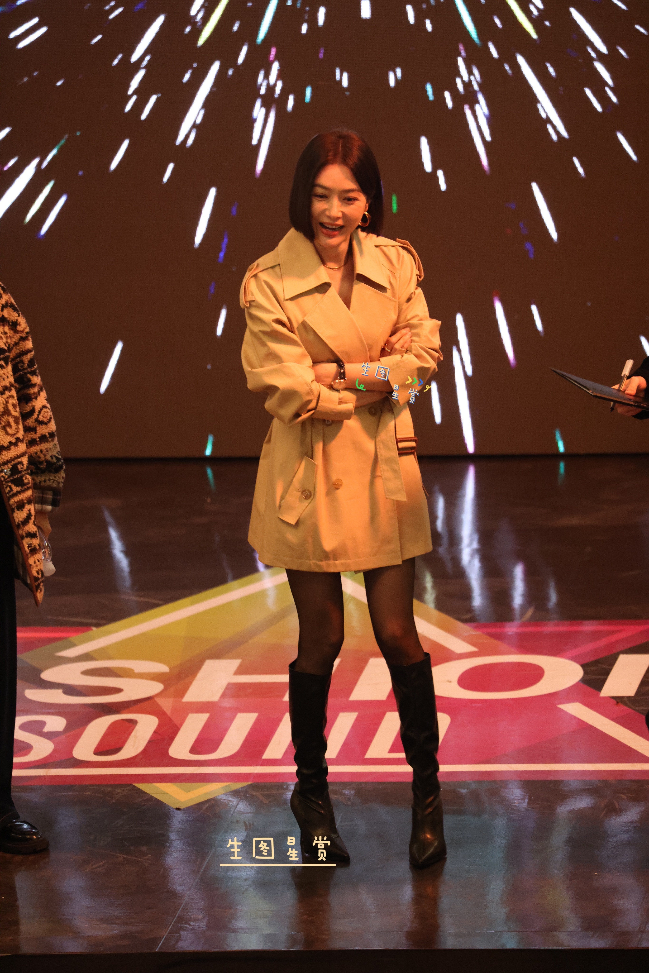 秦岚251103闪耀如她夜拍风衣黑丝长筒靴，霸总沈真上线秦岚