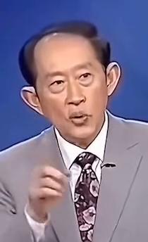 年纪轻轻就看得太透是一种命运的诅咒。一个人一旦拥有了不属于当下年纪的认知，那么他